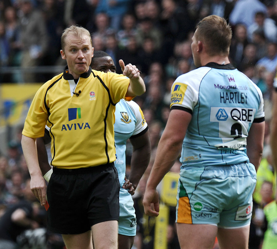 Referee Wayne Barnes shows Dylan Hartley a red card