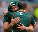 Leicester Tigers' Martin Castrogiovanni embraces Geordan Murphy at the full-time whistle