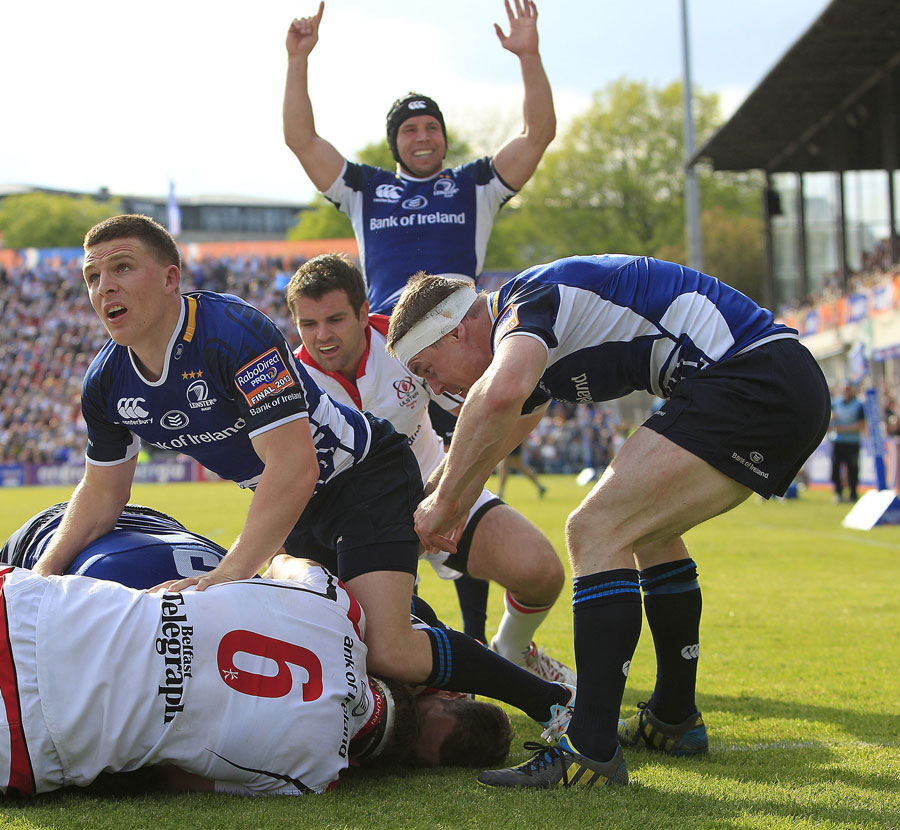 Leinster's Brian O'Driscoll tries to see if a try has been scored
