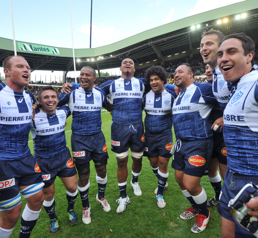 Castres celebrate their win over Clermont Auvergne