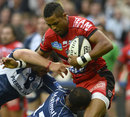 The Castres defence gang up on Toulon's Delon Armitage