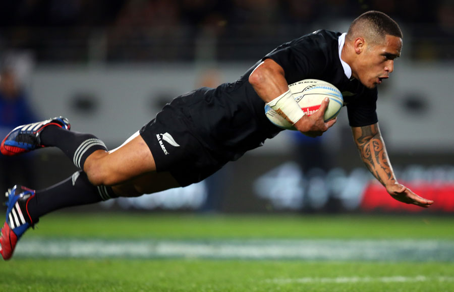 New Zealand's Aaron Smith dives over to score