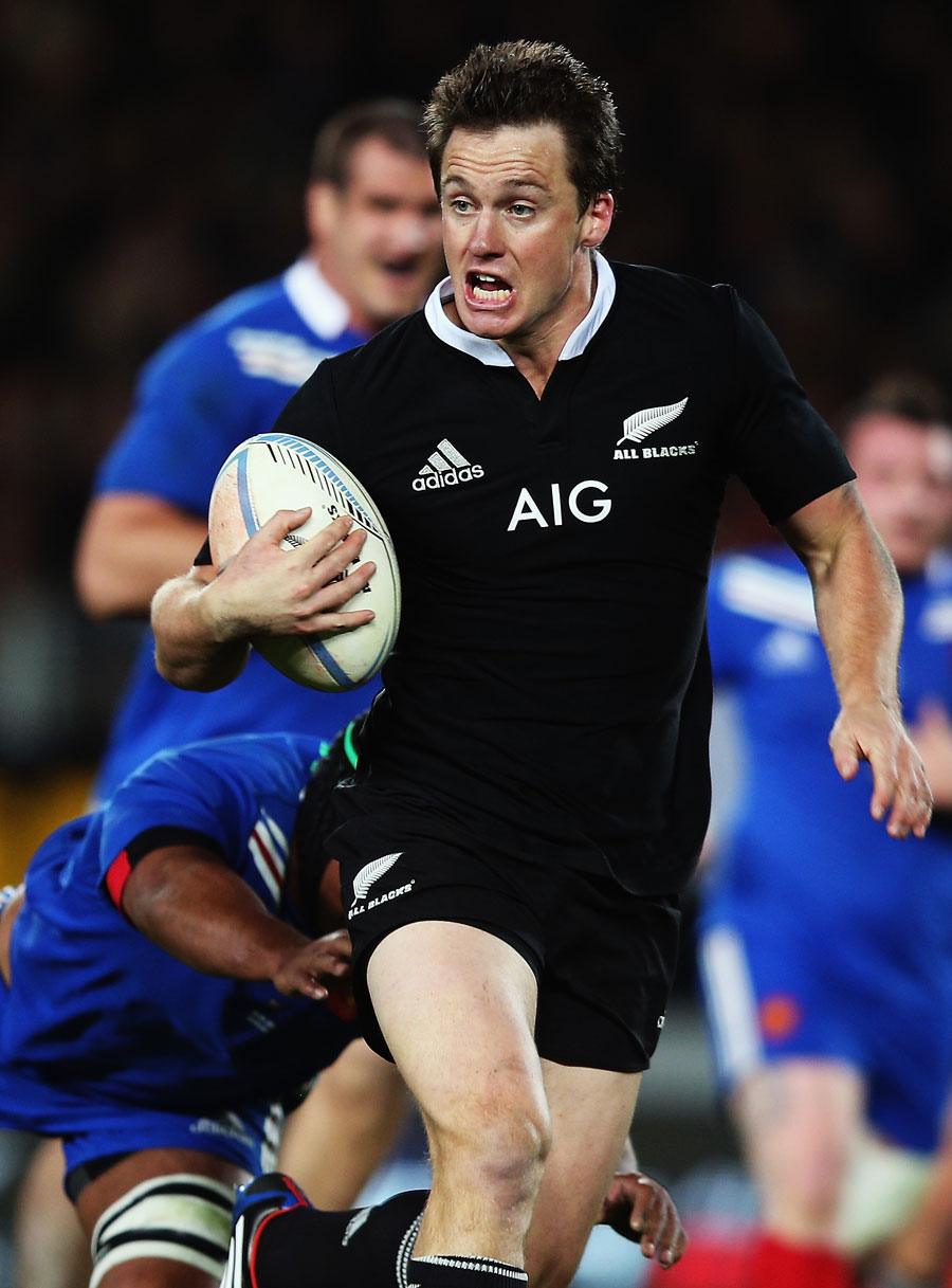 New Zealand's Ben Smith breaches the France defence