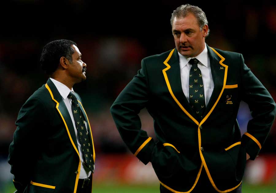 South Africa coach Peter de Villiers chats to Gary Gold