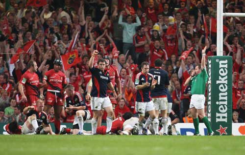 Denis Leamy scores Munster's try