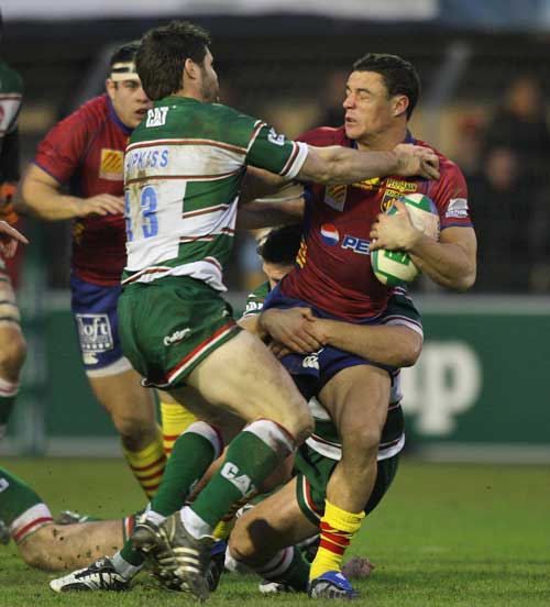 Perpignan's Dan Carter is tackled by Leicester's Danny Hipkiss 