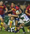Perpignan's Dan Carter is tackled by Leicester's Aaron Mauger