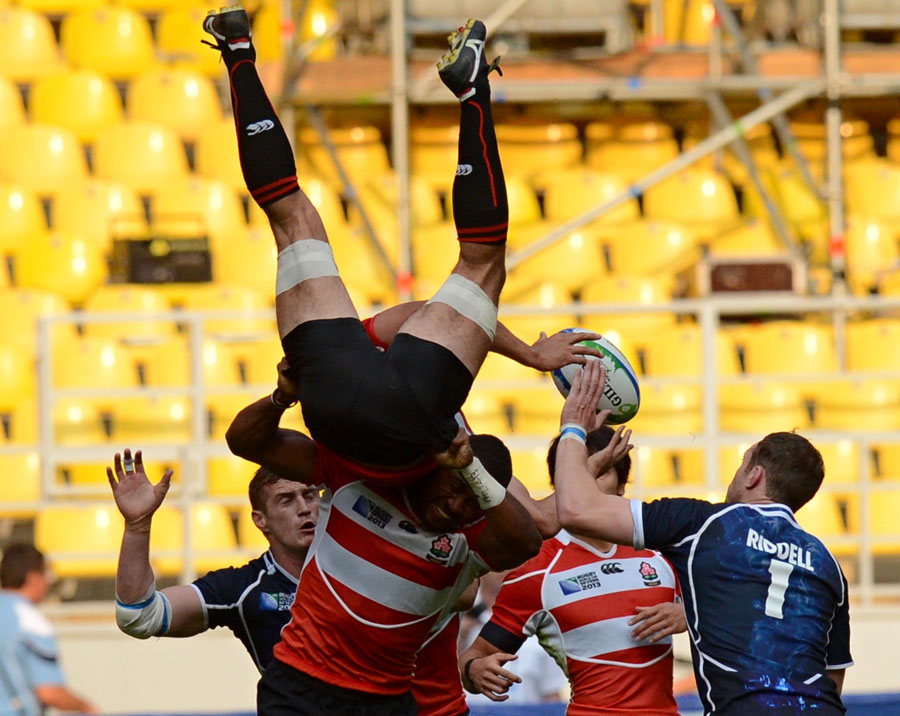 Japan look to secure a lineout ball