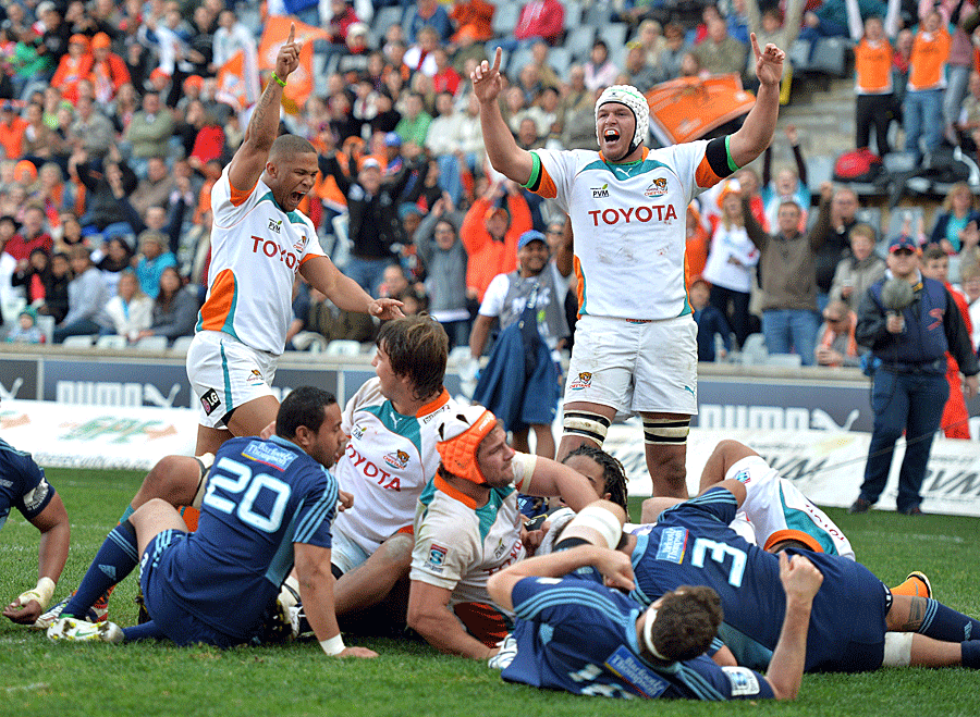 The Cheetahs' Rayno Benjamin and Lappies Labuschagne celebrate a try by Sarel Pretorius
