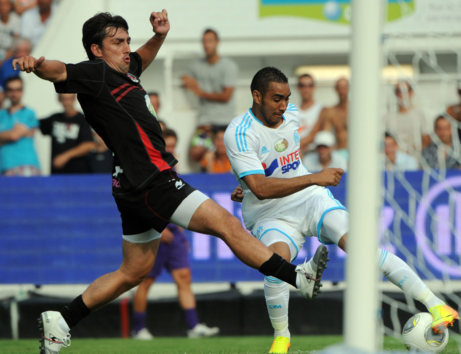 Toulon's scrum-half Nicolas Durand vies with Marseille's midfielder Dimitri Payet