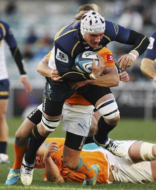 The Brumbies' Ben Mowen breaks a tackle, Super Rugby Qualifier, Canberra Stadium, July 21, 2013
