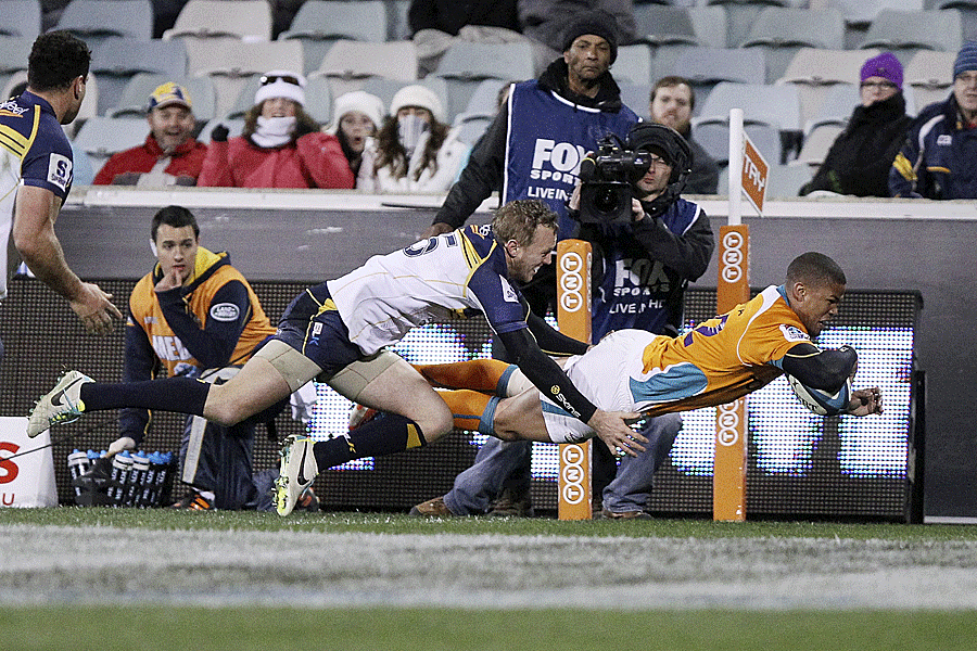 The Cheetahs' Rayno Benjamin scores a try against the Brumbies