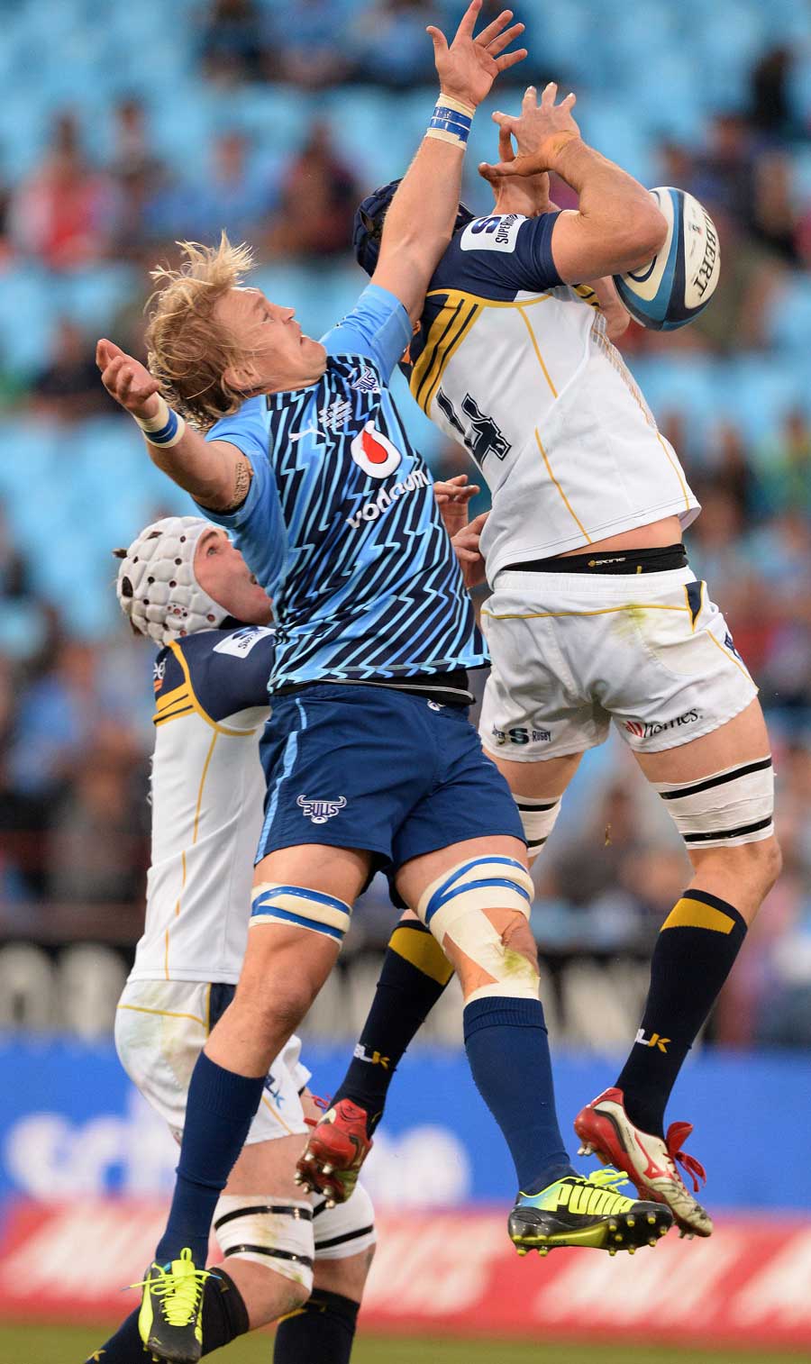 The Bulls' Dewald Potgieter vies with Scott Fardy for the ball