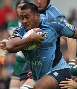Cardiff Blues' Taufa'ao Filise charges upfield during the Anglo-Welsh Cup match against Leicester Tigers at the Arms Park in Cardiff, Wales on October 25, 2008.