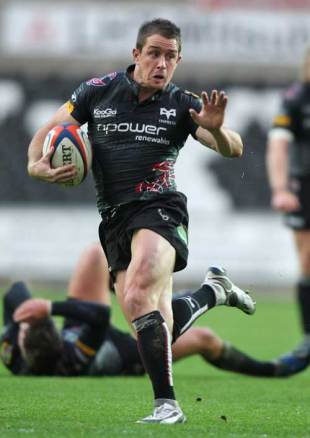 Ospreys winger Shane Williams runs with the ball during the Anglo-Welsh Cup match against Worcester Warriors at the Liberty Stadium in Swansea, Wales on October 26, 2008.