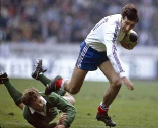 France wing Patrice Lagisquet beats Ireland's Trevor Ringland to score a try during their Five Nations Championship clash in Paris on February 20, 1988.