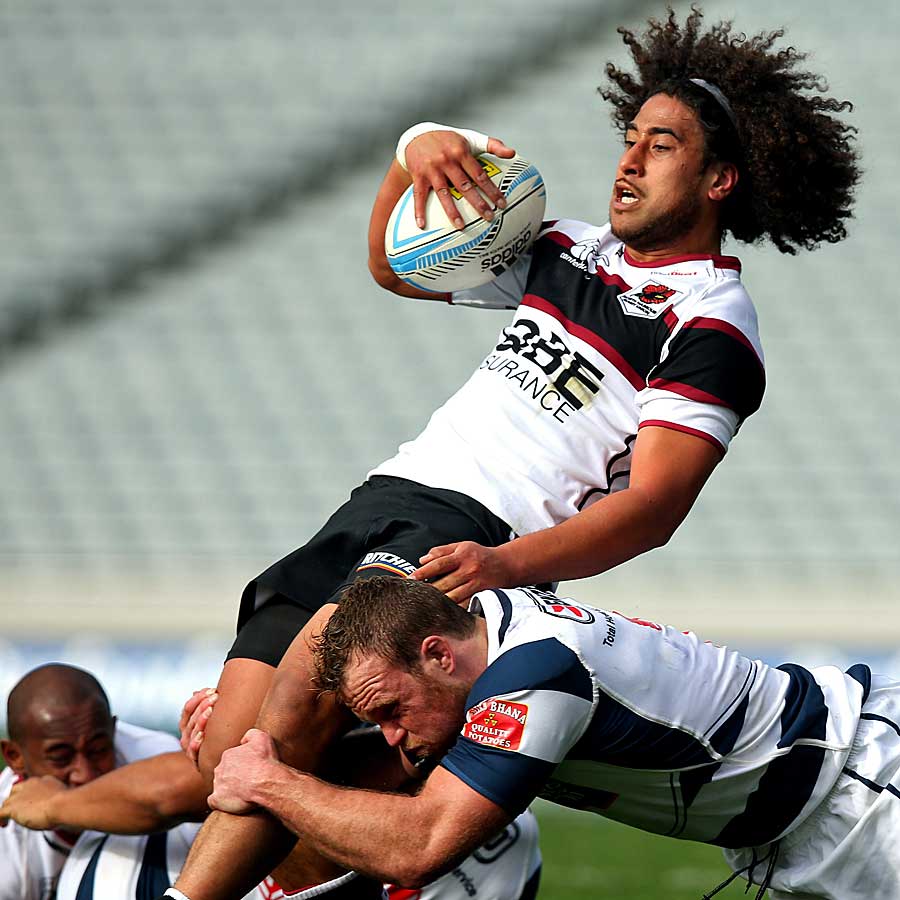 Auckland's Luke Braid tackles Tua Saseve