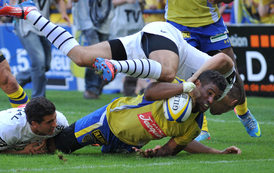 Clermont's Wesley Fofana stretches to score