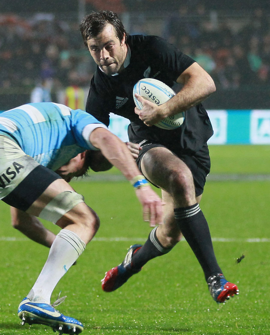 New Zealand's Conrad Smith takes the attack to the Pumas