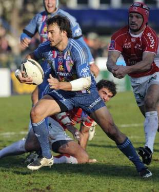 Stade Francais fly-half Juan martin Hernandez looks to break during the win over Dax at Stade Jean Bouin, January 3 2009