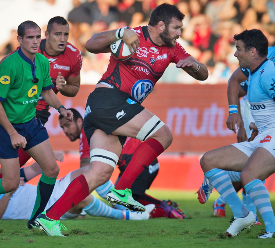 Toulon's Danie Rossouw powers into the Bayonne defence