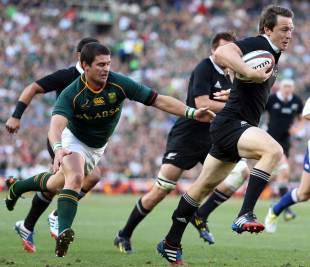 Ben Smith escapes Morne Steyn's grasp, South Africa v New Zealand, Rugby Championship, Ellis Park, Johannesburg, South Africa, October 5, 2013