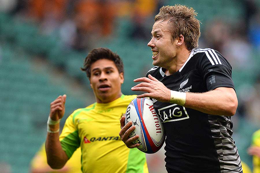 New Zealand's Tim Mikkelson runs with the ball