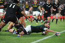 Willie le Roux stretches to score