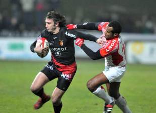 Toulouse fullback Maxime Medard powers forward against Dax during their Top 14 match at the Stade Maurice Boyau, January 9 2009