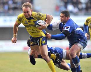 Clermont's Marius Joubert vies with Montpellier's Eugene Van Staden during their Top 14 clash at the Yves Du Manoir stadium in Montpellier, southern France on January 10, 2009.