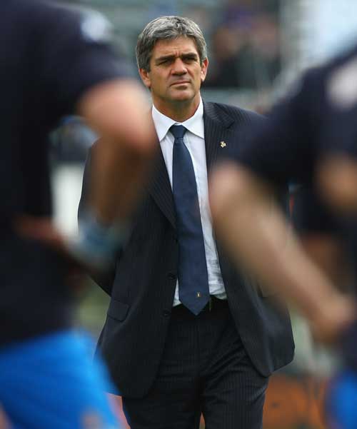 Italy coach Nick Mallett watches his side warm-up