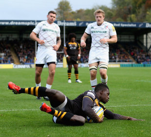 Christian Wade dives over to score the opening try, London Wasps v Leicester Tigers, Aviva Premiership, Adams Park, October 27, 2013 
