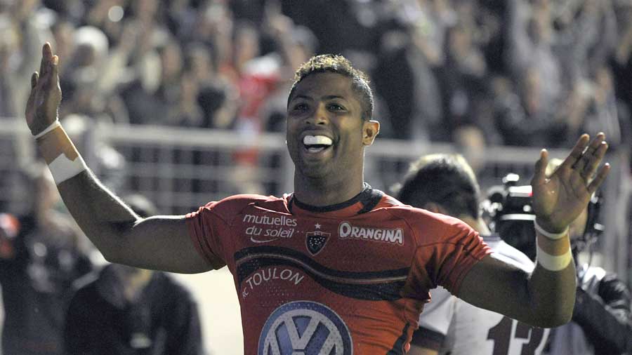 Toulon's Delon Armitage celebrates his try