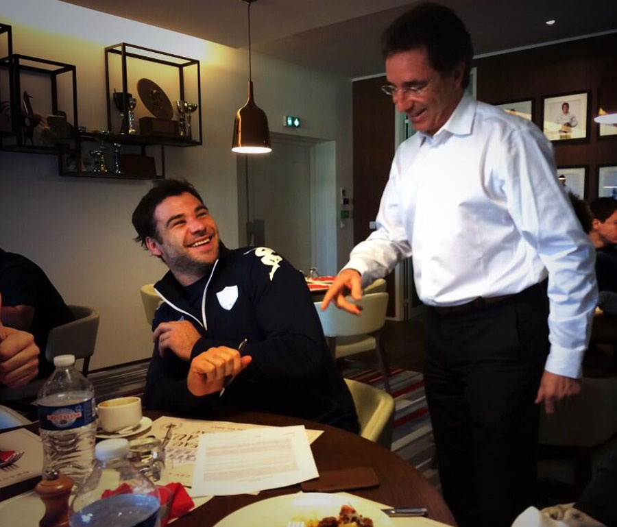 Mike Phillips signs his new contract with Racing Metro over lunch