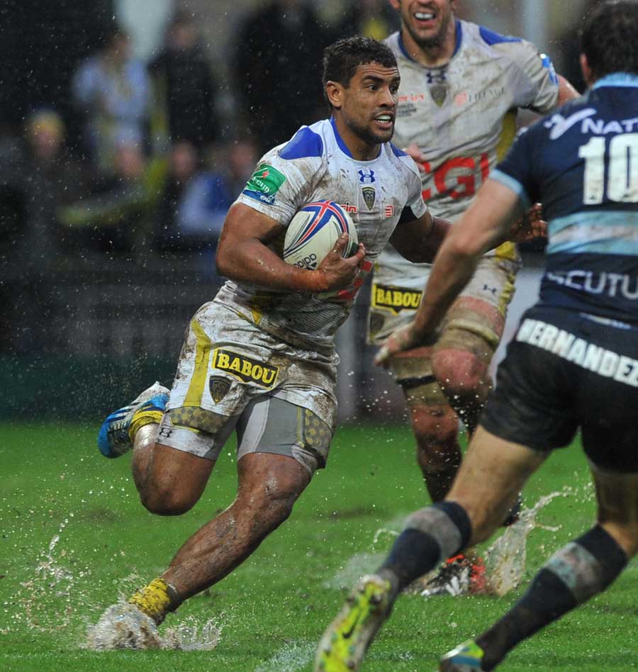 Clermont Auvergne's Wesley Fofana carries forward