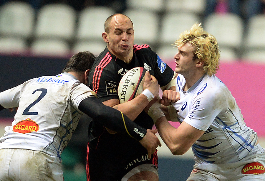 Sergio Parisse finds his progress impeded by Castres duo Richie Gray and Brice Mach