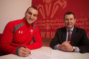 Sam Warburton signs the first WRU central contract, January 24, 2014
