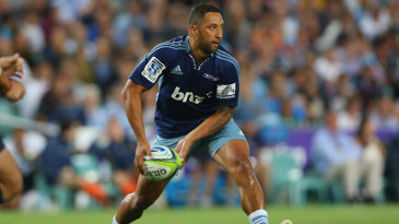 Benji Marshall gets the pass off during his second trial match, Waratahs v Blues, Allianz Stadium, Sydney, February 7, 2014