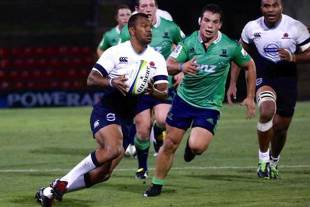 Kurtley beale runs the ball at the Highlanders, New South Wales Waratahs v Highlanders, Super Rugby trial, Hunter Stadium, Newcastle, February 14, 2014