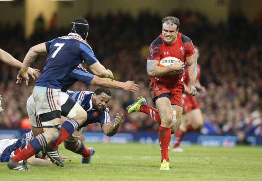 Jamie Roberts breaks through the French defence