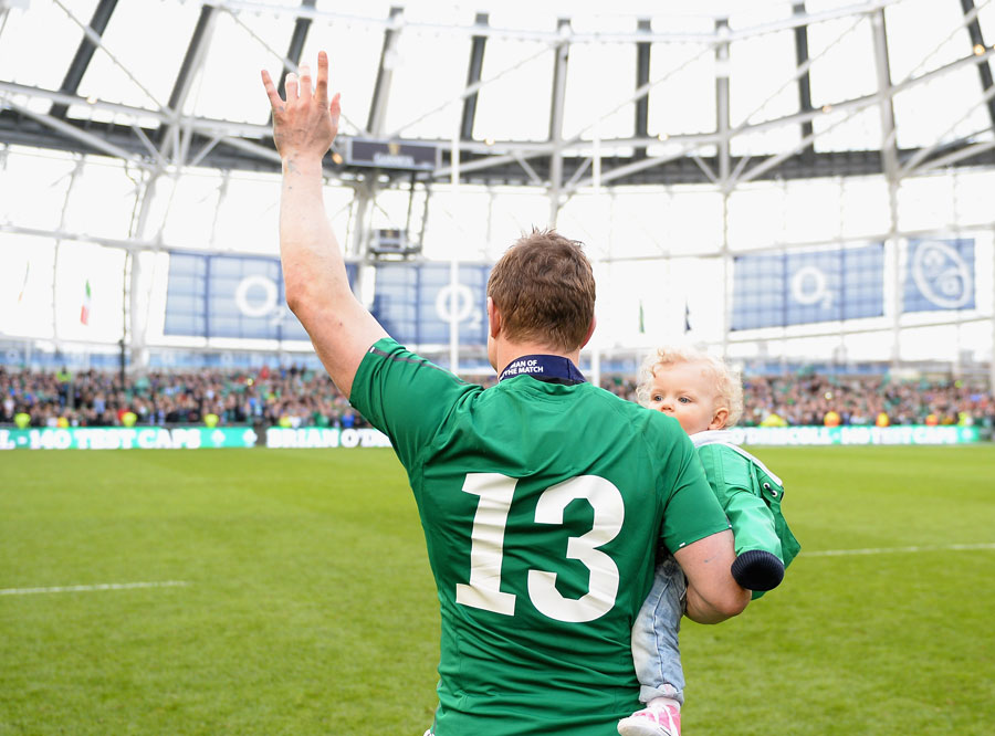 Brian O'Driscoll waves goodbye to the Dublin crowd