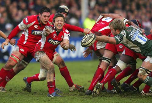 Gloucester's Rory Lawson feeds his backline