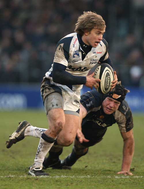 Sale's Matthew Tait exploits a gap in the Worcester defence