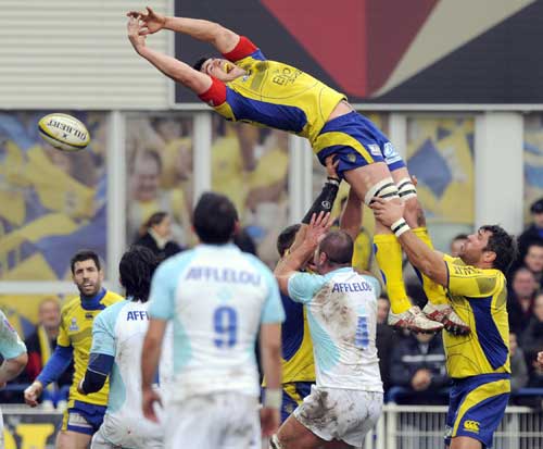 Clermont-Ferrand lock Loic Jacquet misses the ball at a lineout