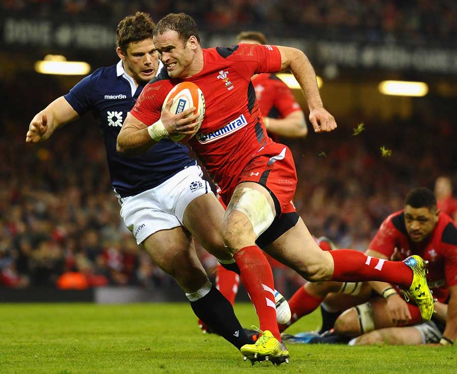 Wales' Jamie Roberts runs past Ross Ford