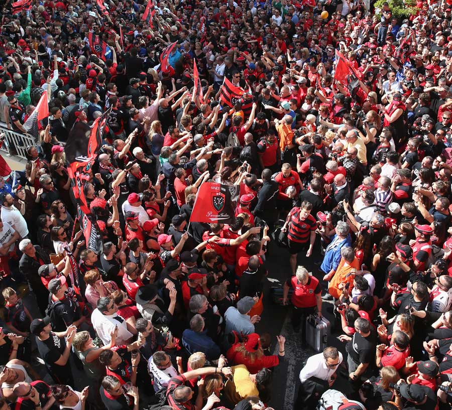 Toulon are welcomed to the stadium by their supporters