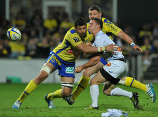 Rory Kockott is stopped by Clermont's Damien Chouly, Clermont v Castres, Top 14, Michelin Stadium, Clermont-Ferrand, April 11, 2014