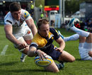 Chris Pennell of Worcester Warriors crosses for a try