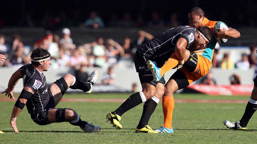 Sharks' Willem Alberts connects with Elgar Watts