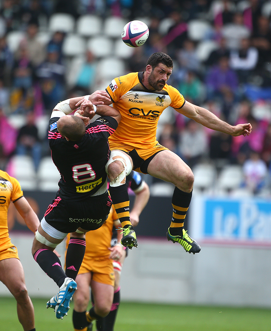 Wasps' Andrea Masi gets nowhere near the ball against Sergio Parisse of Stade Francais